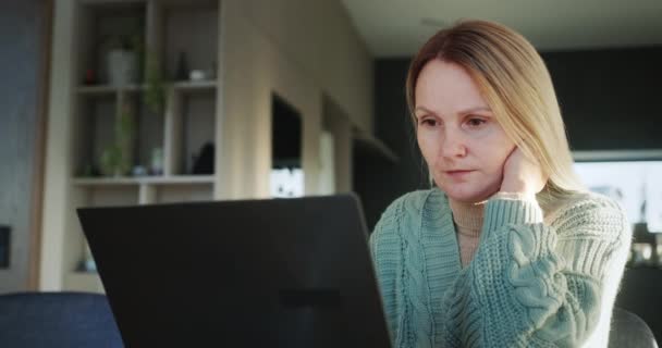 Középkorú Otthon Dolgozik Laptopot Használ Távmunka Otthonról — Stock videók