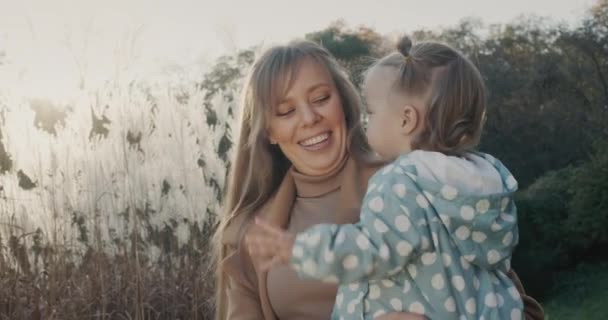 Portræt Glad Ung Mor Med Sin Lille Datter Sammen Tur – Stock-video