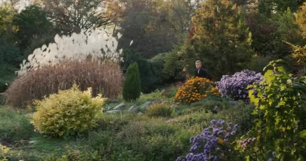 Der Junge Läuft Durch Den Malerischen Herbstpark Schöner Herbsttag — Stockvideo