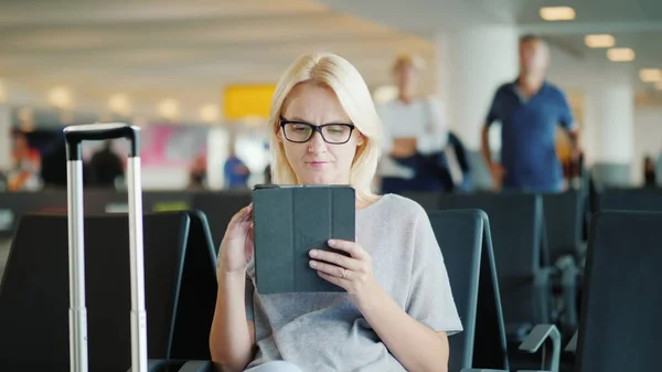 Una Mujer Negocios Disfruta Una Tableta Terminal Aeropuerto Internacional Esperando —  Fotos de Stock