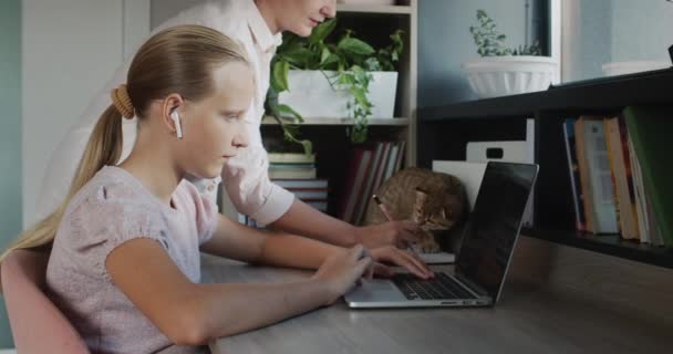 Mom Helps Teenage Girl Her Homework Education Home Concept — Vídeos de Stock