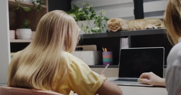 Vrouw Helpt Een Meisje Dat Werkt Met Een Laptop Klas — Stockvideo