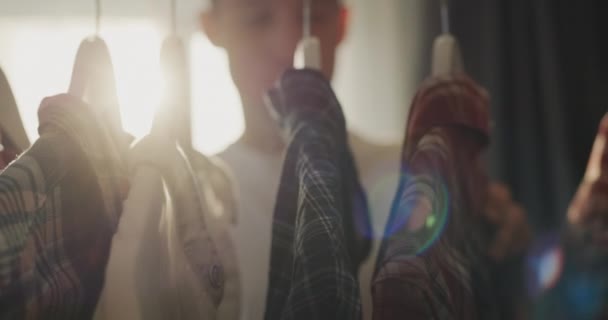 Молодой Человек Стоит Шкафу Одеждой Выбирает Рубашку Себя — стоковое видео
