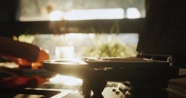 Gospodyni Domowa Przygotowuje Gorącą Kanapkę Śniadanie Okna Słońce Świeci Elektrycznego — Wideo stockowe