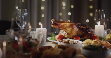 Şenlikli Noel masasında iştah açıcı hindi..