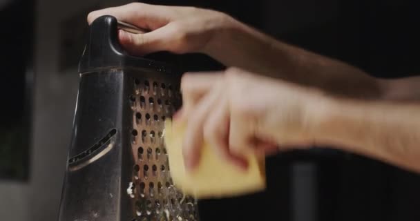 Mężczyzna Pociera Twardym Serem Tarkę Zbliżenie Składniki Gotowania Pyszny Posiłek — Wideo stockowe