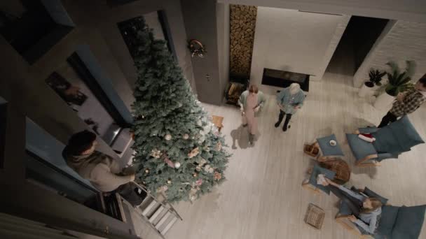 Die Familie Befestigt Und Schmückt Den Neujahrsbaum Von Oben Video — Stockvideo