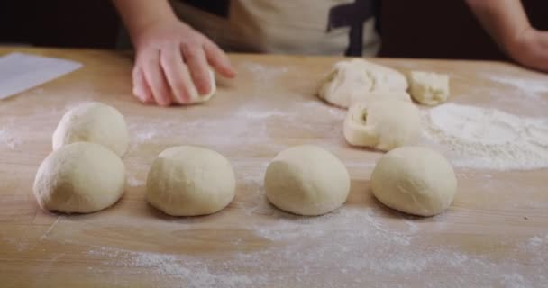 Tukang Roti Mengeluarkan Adonan Untuk Roti Papan Tulis Bekerja Toko — Stok Video