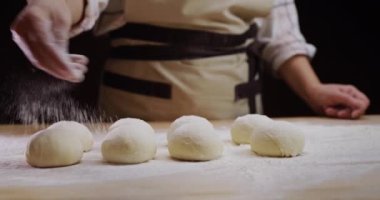 Fırıncı pişmemiş hamur işlerine un serper..