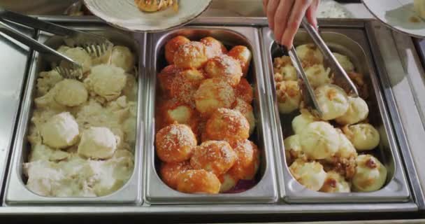 Die Menschen Legen Essen Auf Ihren Teller Selbstbedienungsrestaurant Blick Von — Stockvideo