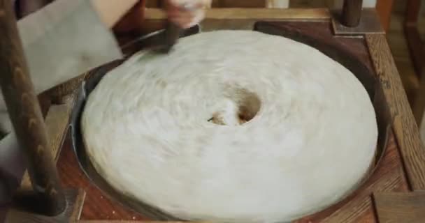 Пекарь Измельчает Зерно Муку Старинная Ручная Мельница Эксплуатации Аутентичным Мельничным — стоковое видео