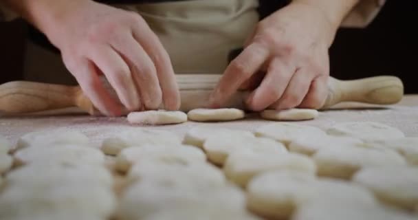 Abile Cuoco Stende Pasta Cottura Suoi Movimenti Sono Veloci Professionali — Video Stock