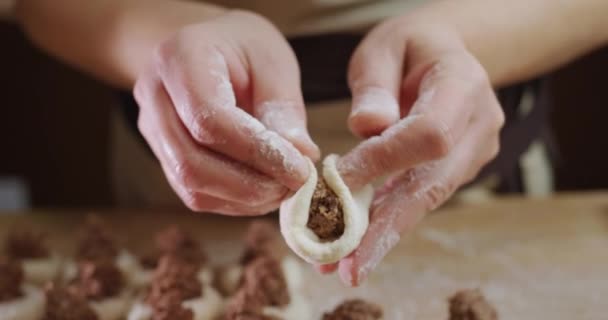 Panettiere Professionista Gnocchi Con Ripieno Carne Deliziosa Cucina Tradizionale Ucraina — Video Stock