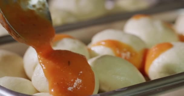 Świeże Pierogi Polewane Pysznym Sosem Pomidorowym — Wideo stockowe