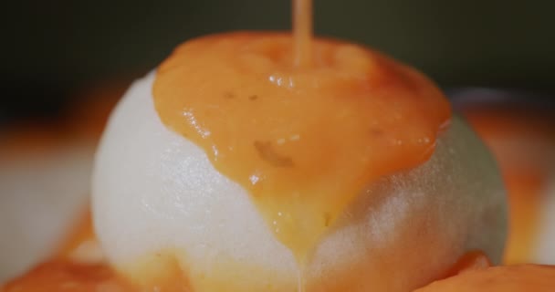 Färska Dumplings Hälls Med Läcker Tomatsås Närbild Skott — Stockvideo