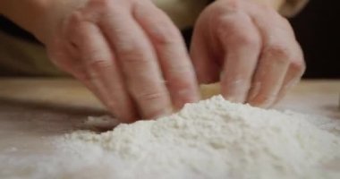 Fırıncı pişirmek için hamur parçaları yapar..