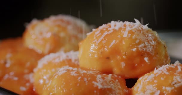 Rendelenmiş Peynir Serpilmiş Domates Soslu Iştah Açıcı Köfteler — Stok video