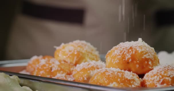 Апетитні Ясні Кульки Томатному Соусі Посипані Тертим Сиром — стокове відео