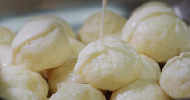 Dumplings Hälls Med Läcker Krämig Sås — Stockvideo