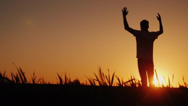 Sylwetka Młody Człowiek Cieszy Się Świeżym Powietrzem Podziwia Zachód Słońca — Wideo stockowe