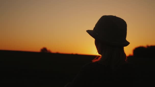 Una Mujer Con Sombrero Espera Puesta Del Sol Esperanza Brillante — Vídeo de stock