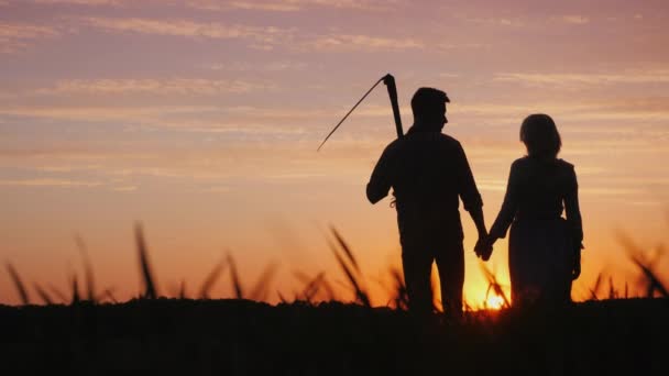 Rodzinie Farmerów Polu Podziwiając Zachód Słońca Mężczyzna Trzyma Kosę Obok — Wideo stockowe