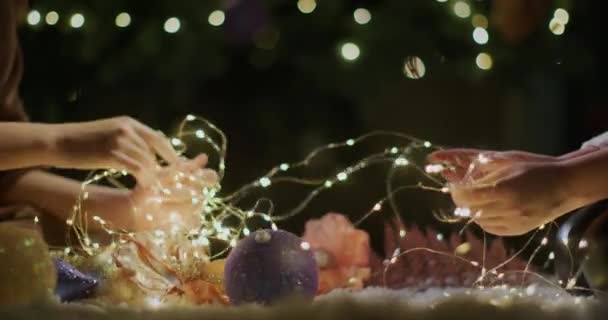 Deux Femmes Démêlent Des Guirlandes Noël Pour Décorer Maison Veille — Video