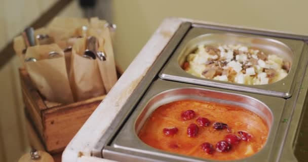 Bir Self Servis Restoranında Çeşitli Yemekleri Olan Bir Büfe — Stok video