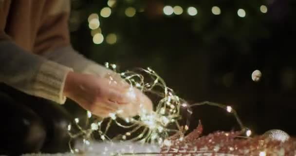 Женщина Распутывает Гирлянды Готовясь Встрече Рождества Нового Года — стоковое видео