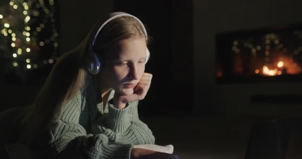 Genç Bir Kız Dizüstü Bilgisayar Kullanıyor Büyük Güzel Bir Noel — Stok video