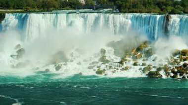 Güçlü su akışı Niagara Falls ve Niagara Nehri Köprüsü.