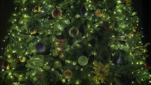 Árbol Navidad Está Decorado Con Juguetes Guirnaldas Brillando Maravillosamente Oscuridad —  Fotos de Stock