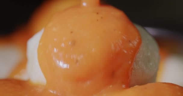 Traditionell Ukrainsk Maträtt Dumplings Hälls Med Aptitretande Tomatsås — Stockvideo