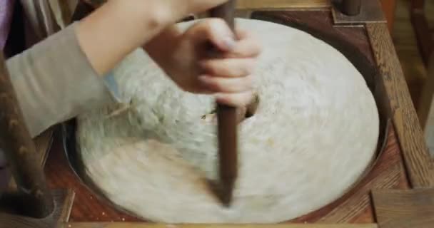 Пекарь Измельчает Зерно Муку Старинная Ручная Мельница Эксплуатации Аутентичным Мельничным — стоковое видео