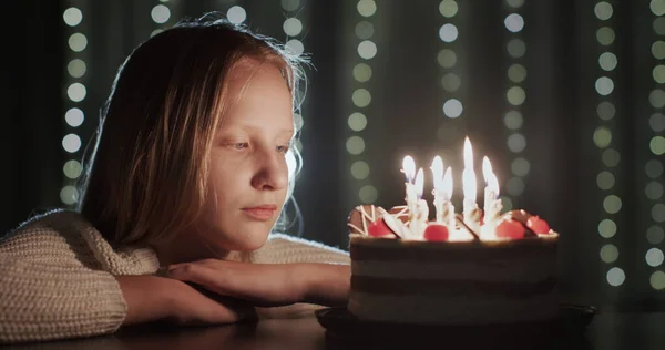 Trauriges Teenie Mädchen Schaut Auf Ihren Geburtstagskuchen — Stockfoto