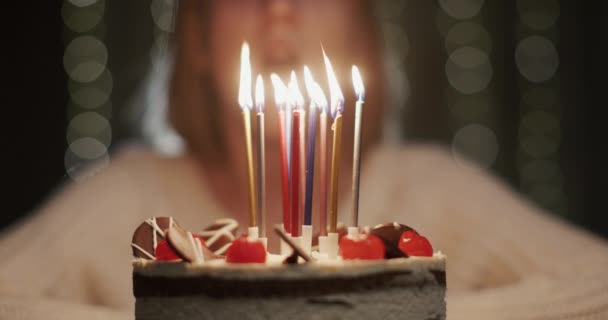 Una Adolescente Apaga Velas Pastel Fiesta Cumpleaños — Vídeo de stock