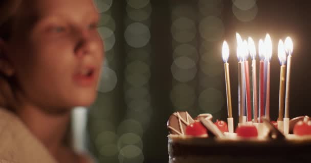 Genç Bir Kız Pastaya Mum Üflüyor Doğum Günü Partisi — Stok video