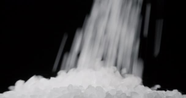 Χοντρό Αλάτι Χύνεται Μια Στοίβα Μαύρο Φόντο — Αρχείο Βίντεο