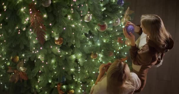 Μαμά Και Κόρη Στολίζουν Μαζί Χριστουγεννιάτικο Δέντρο Παραμονή Χριστουγέννων Και — Αρχείο Βίντεο
