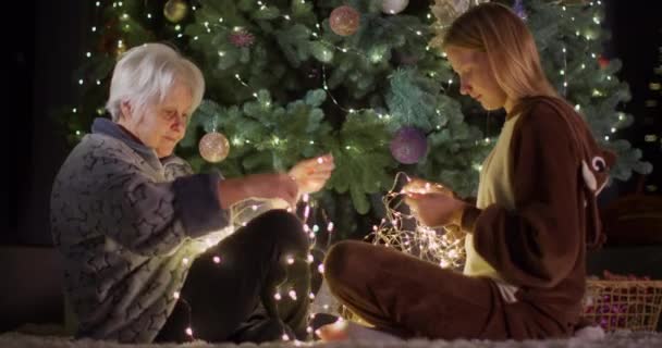 Barnet Och Mormor Förbereder Sig För Jul River Upp Kransarna — Stockvideo