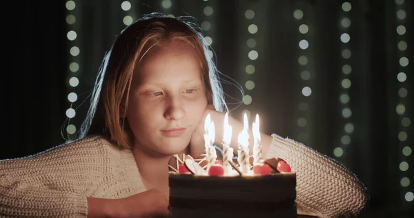 Сумна Дівчина Підліток Дивиться Торт День Народження — стокове фото