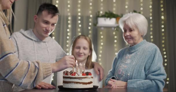 Mam Steekt Kaarsen Aan Haar Dochters Verjaardagstaart Familieleden Paraat — Stockvideo