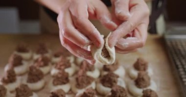 Fırıncıların elleri köfteleri etle doldurur..