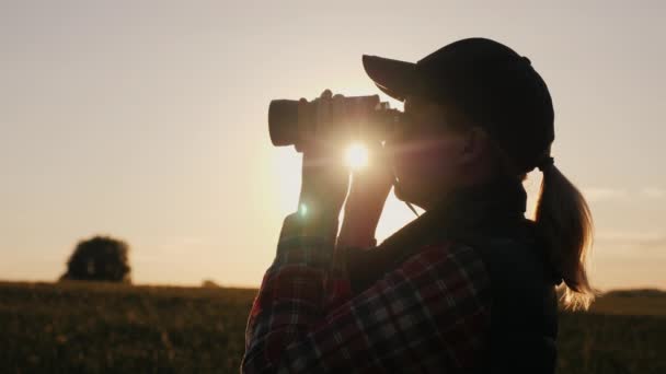 Dürbünle Ileriye Bakan Bir Kadının Silüeti Ufuk Seyahat Safari Konseptini — Stok video
