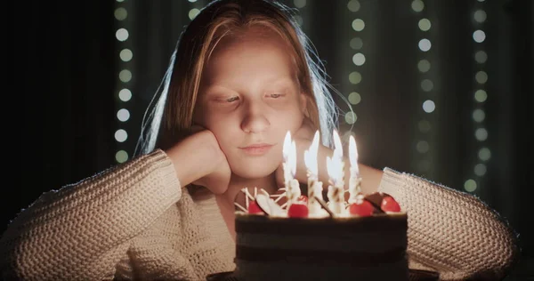 Egy Kissé Szomorú Tinédzser Lány Nézi Gyertyákat Szülinapi Tortáján — Stock Fotó
