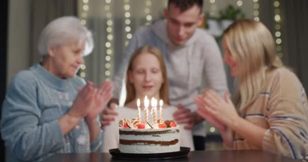 Apagar las velas del pastel, celebración de cumpleaños Archivo De
