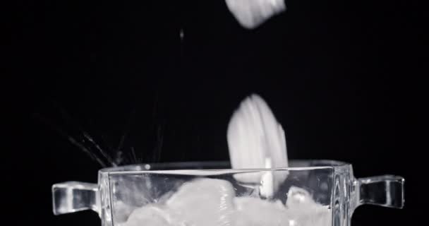 Isbitar Faller Ner Glasbehållare Slow Motion Video — Stockvideo