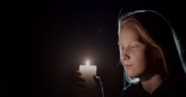 Retrato Uma Criança Olhando Para Uma Vela Queimando Escuro — Vídeo de Stock