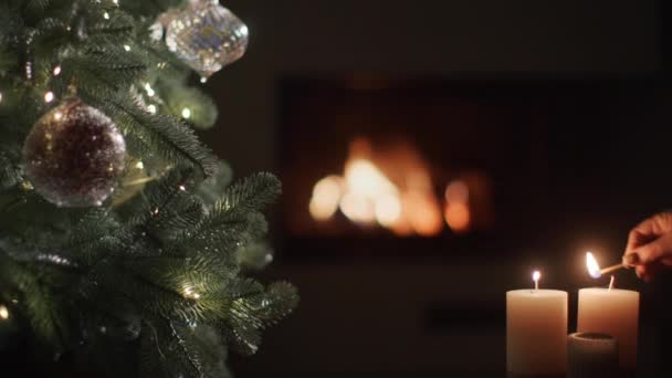Kibriti Olan Bir Noel Ağacının Yanındaki Mumları Yakar Arka Planda — Stok video