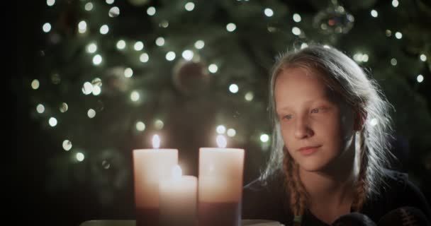 Lány Égő Gyertyákat Nézi Háttérben Egy Gyönyörű Karácsonyfa Gyerekek Szenteste — Stock videók